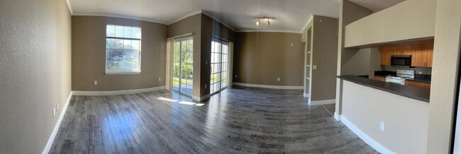 Foto del edificio - 1 BEDROOM = FIRST FLOOR = LAKE VIEW  Approved The Same Day!!