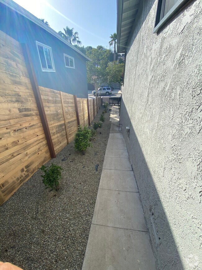 University Hills Apartments for Rent with Hardwood Floors Los Angeles