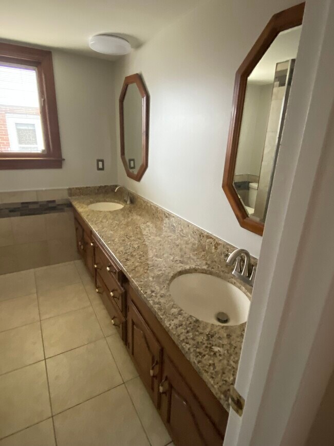 Building Photo - 2911 Groves Dr