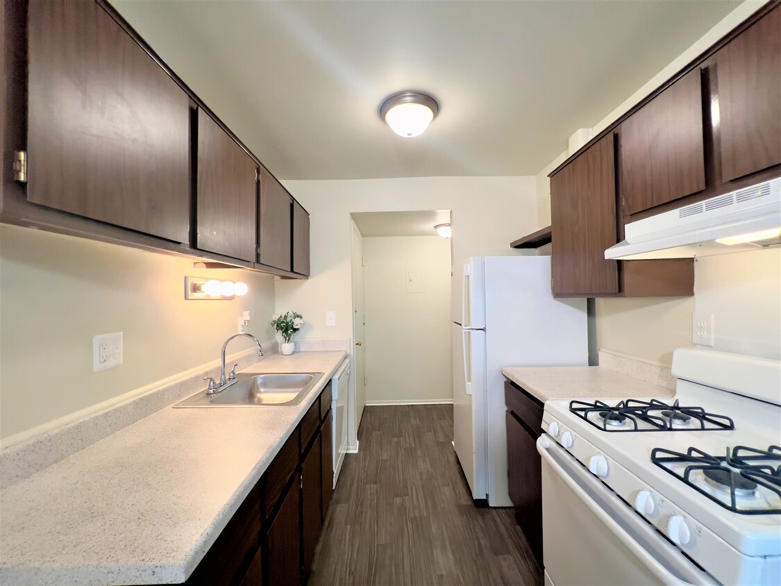 2BR, 1BA - 900 SF (cocina) - Park Hill Apartments