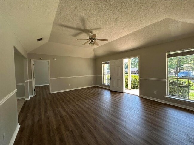 Foto del edificio - 6626 Woodside Ct E