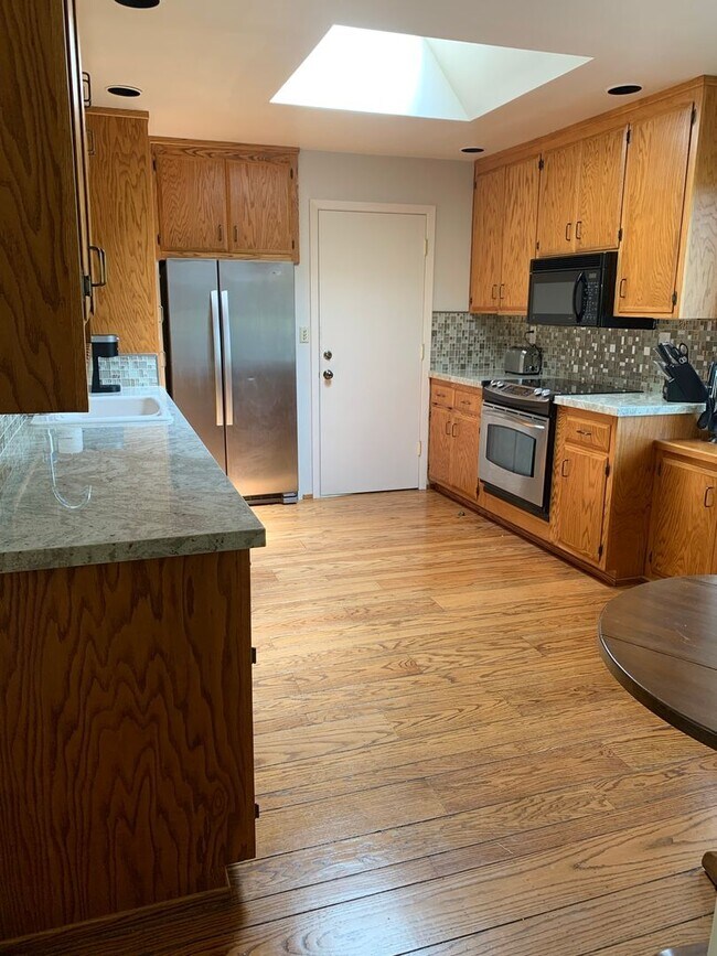 Foto del edificio - Private 4 Bedroom / 2 Bath Orinda Rancher