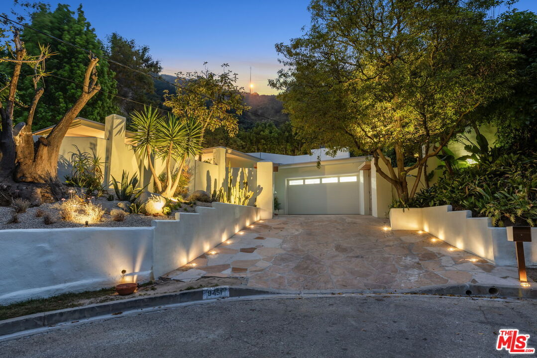 Foto principal - 9451 Hidden Valley Pl