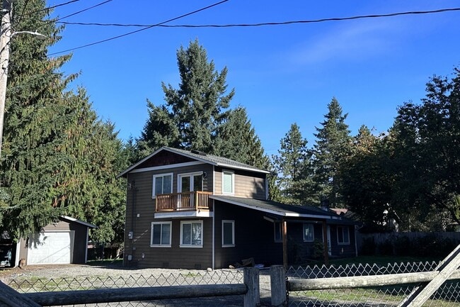 Building Photo - Beautiful Home on 1/4 Acre just outside of...