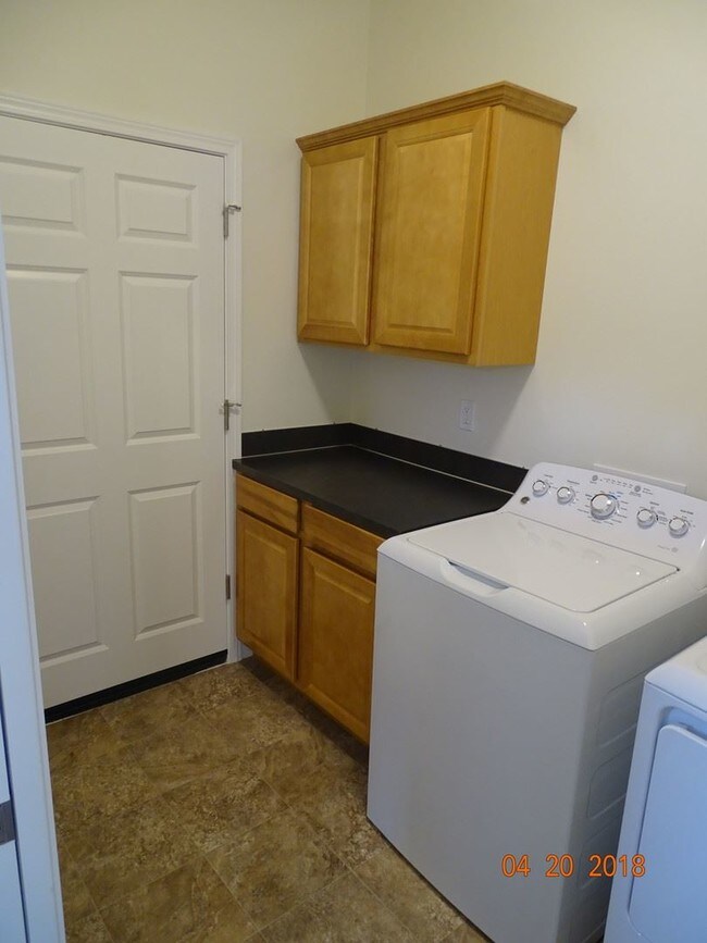 Foto del edificio - 3 br, 2.5 bath Apartment - 1011 Coburg Road
