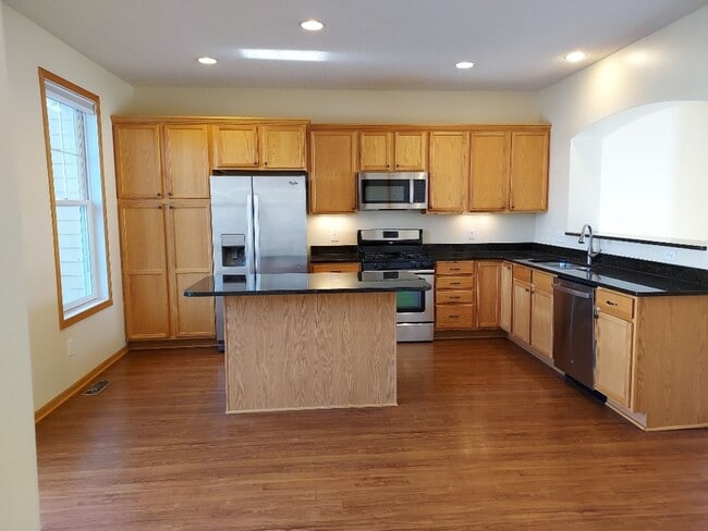 Building Photo - Great 3 Bedroom Townhome in Dancing Waters of Woodbury