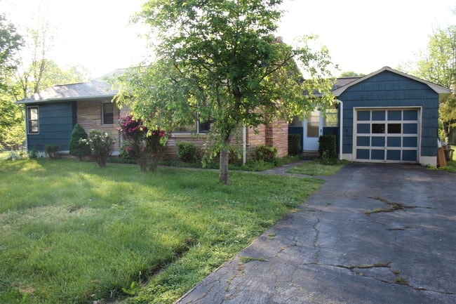 Building Photo - 1102 Highland Dr