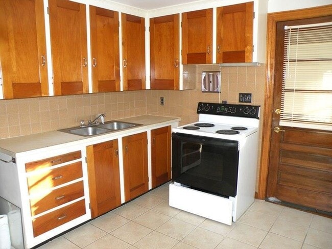 Building Photo - Delightful Single Family Riverton Home