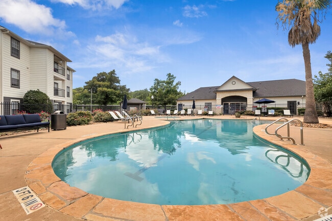 Pool - Crossing Place Apartments