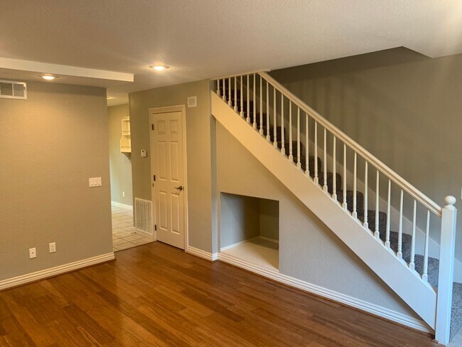 Building Photo - 2BR/1BA Town home in Fayetteville! Walk to UofA Campus!