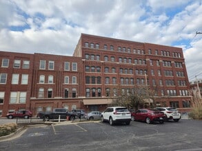 Building Photo - 200 Main St