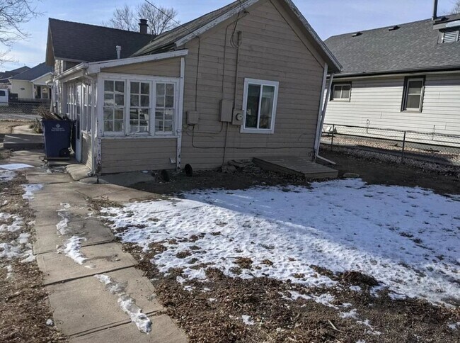 Building Photo - Available TODAY – Charming Single-Family H...