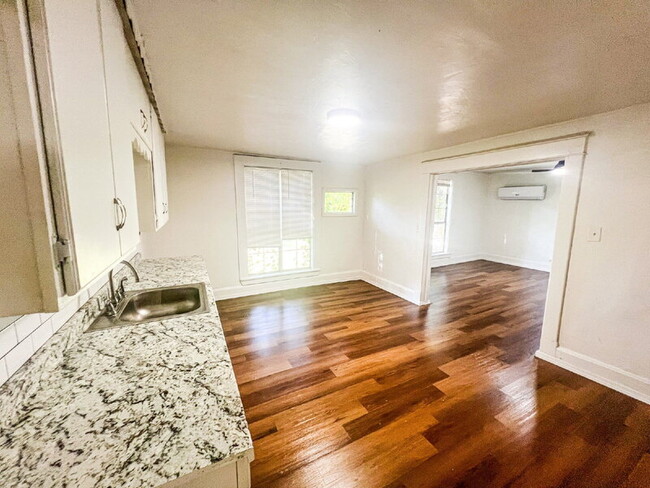 Building Photo - 307 S Rosehill Ave