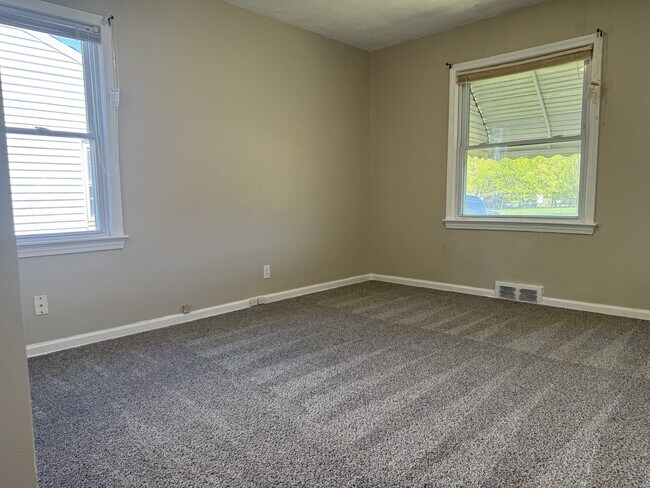 Foto del edificio - 2450 Greenvale Rd