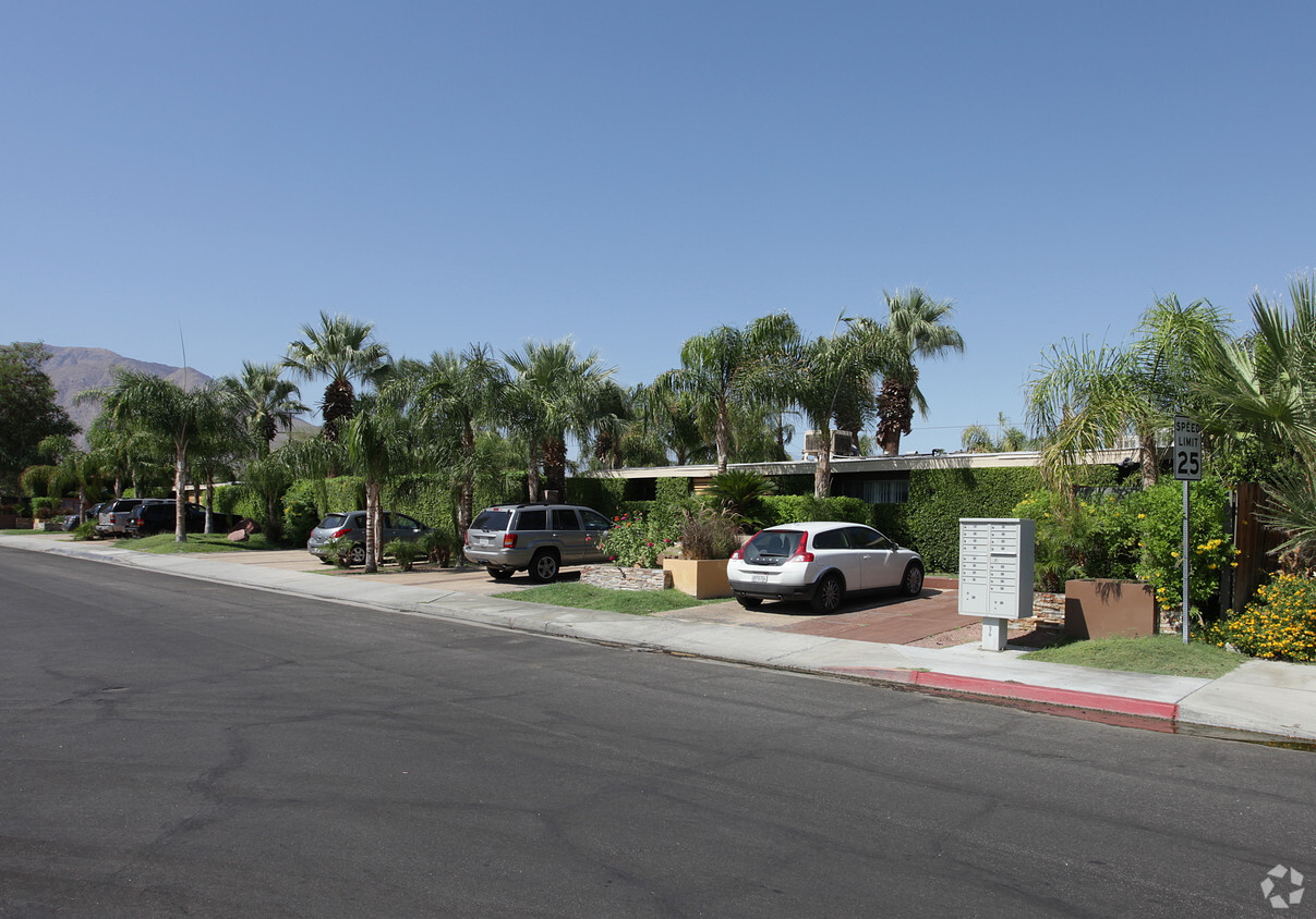Building Photo - 860 E Chuckwalla Rd