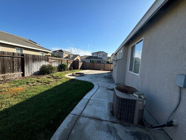 Building Photo - Beautiful 3 Bedroom/ 2 Bath Near Shopping ...