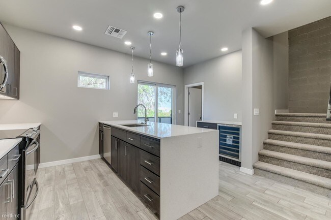 Foto del edificio - 3 br, 2.5 bath  - 2727 Thomas