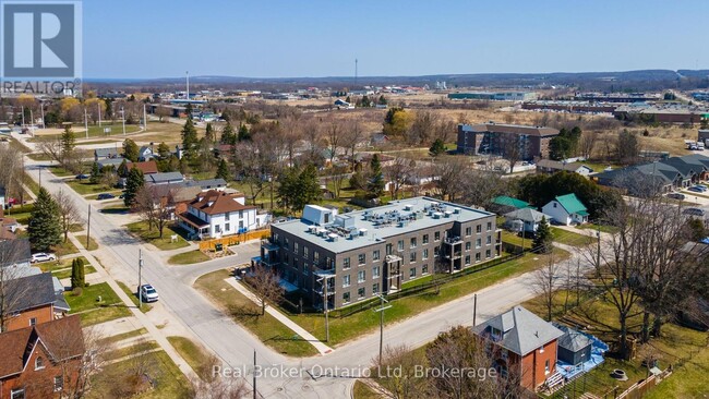 Building Photo - 1723-1723 8th Ave E