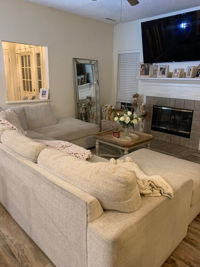 Living area - 1111 Hampton Place Blvd