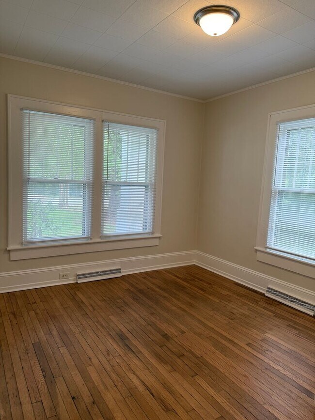 Foto del edificio - Remodeled 2BR convenient to UNCG-Lawn Serv...