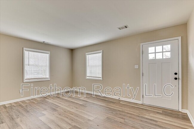 Foto del edificio - 810 Royalette Ave