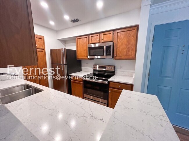 Building Photo - 25109 Plantation Dr NE