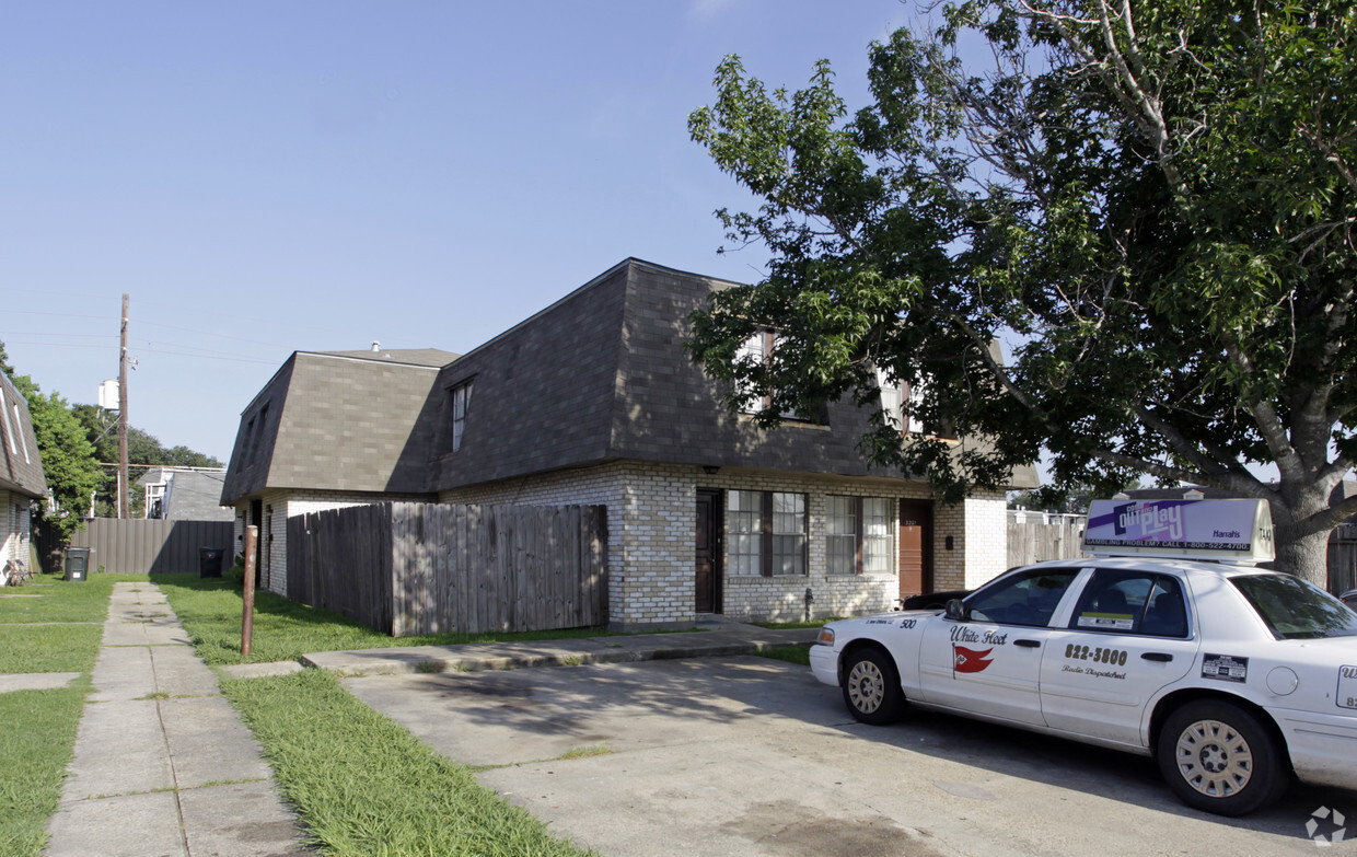Building Photo - 3201-3217 Kabel Dr
