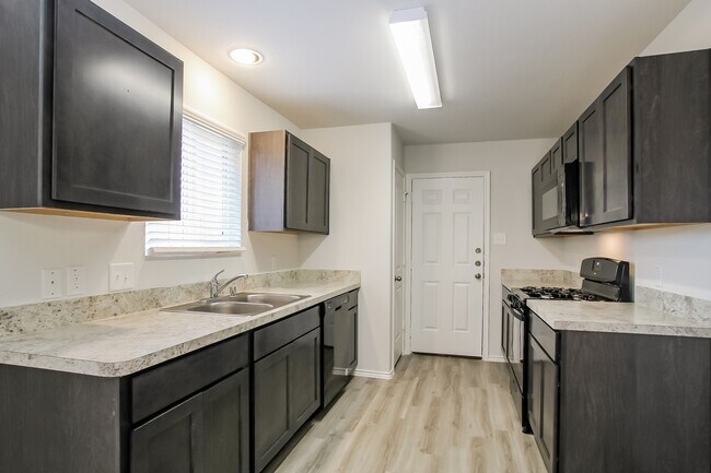 Foto del edificio - 8723 Lar Ree Oaks Cir