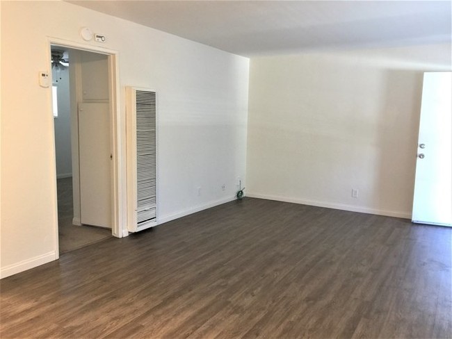 Building Photo - Large one bedroom apartment available!