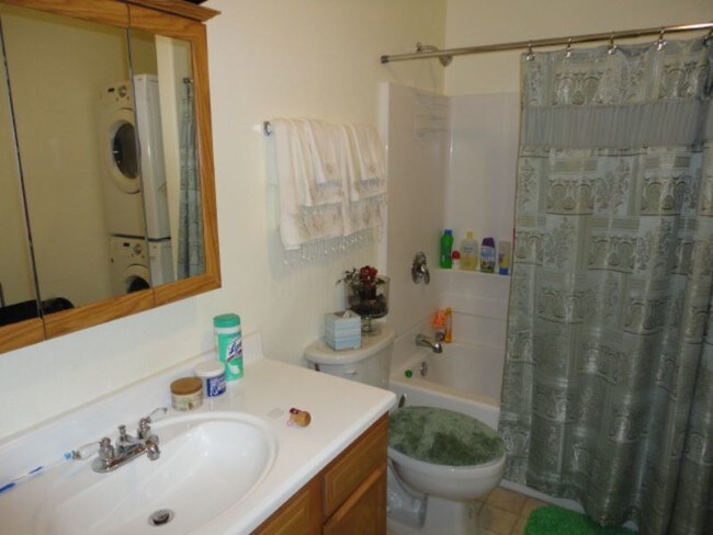 Foto del edificio - 653 Blossom Field Rd