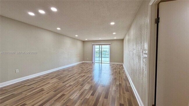 Foto del edificio - 879 NE 195th St