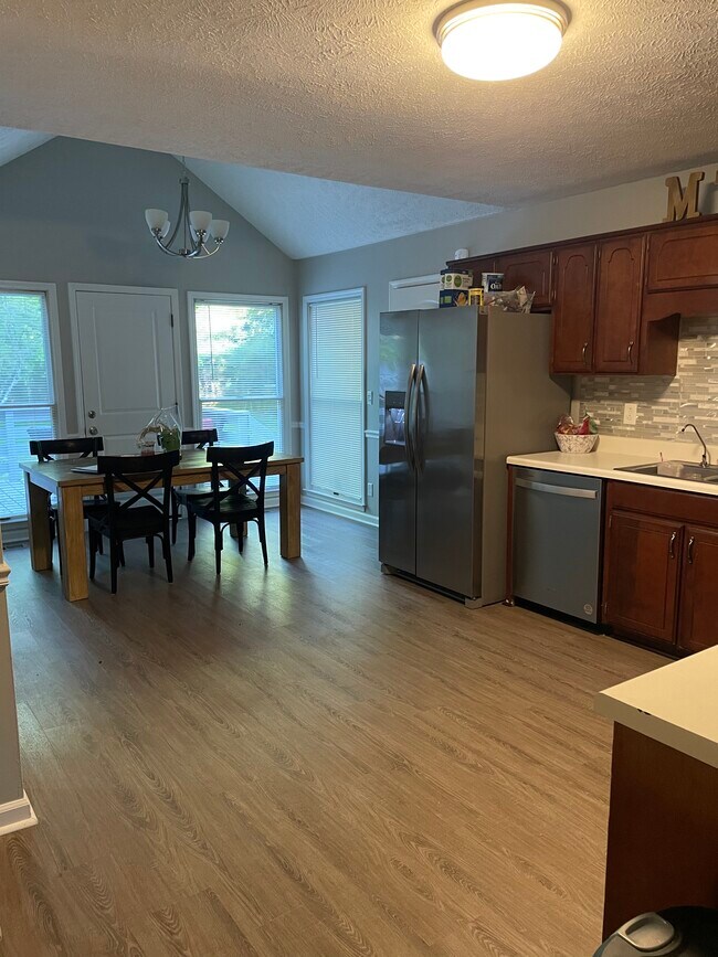cocina mirando al patio trasero - 1122 Woods Edge Dr