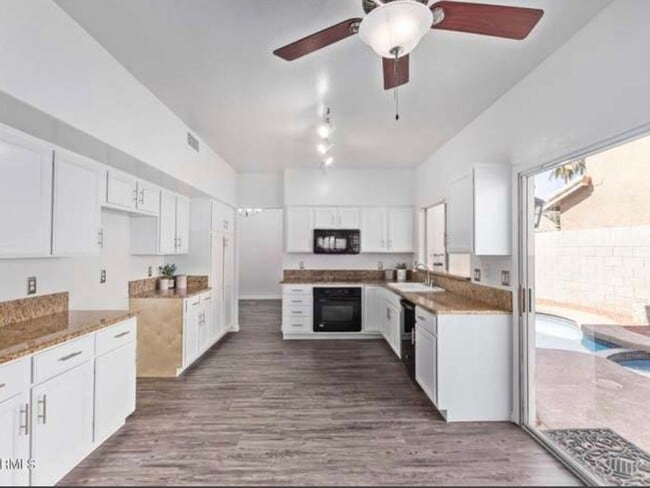 Building Photo - 4 Bedroom Single Family Home in Phoenix