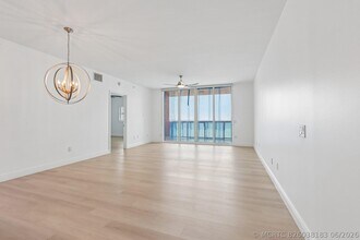 Building Photo - 2650 Lake Shore Dr