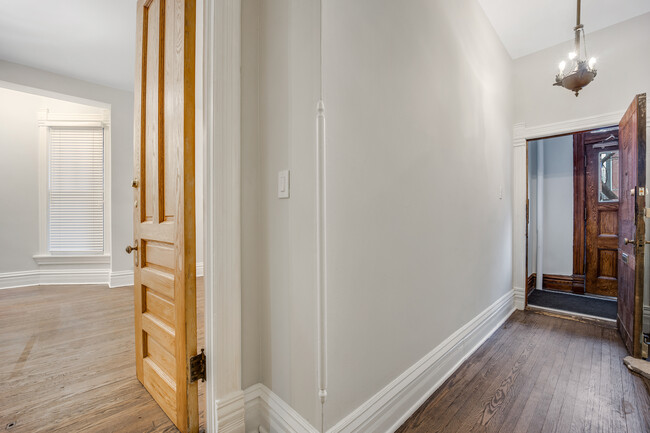 Building Photo - 854 W Wrightwood Ave