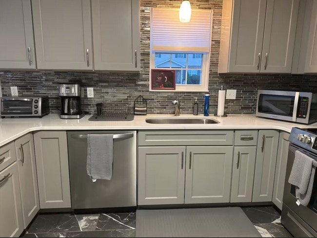 Building Photo - 3 Bedroom 3 Bathroom - Short Term Lease