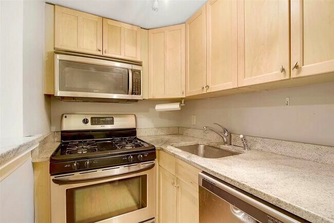 Kitchen - Stainless Steel App - 319 Barrow St