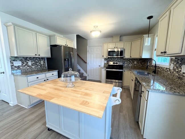 Building Photo - 302 Kingswood Blvd