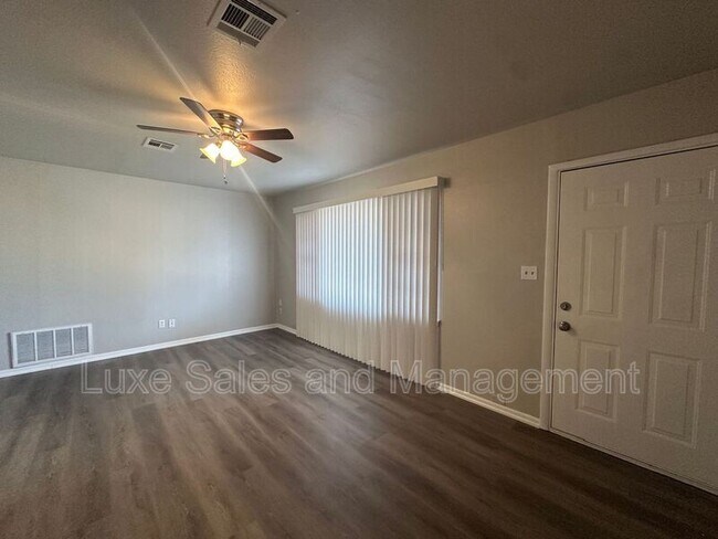 Foto del edificio - 240 E Kerr Dr