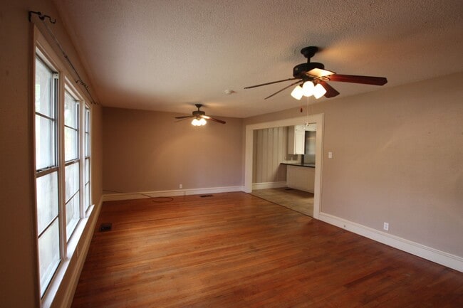 Building Photo - 812 S Palmer Ave