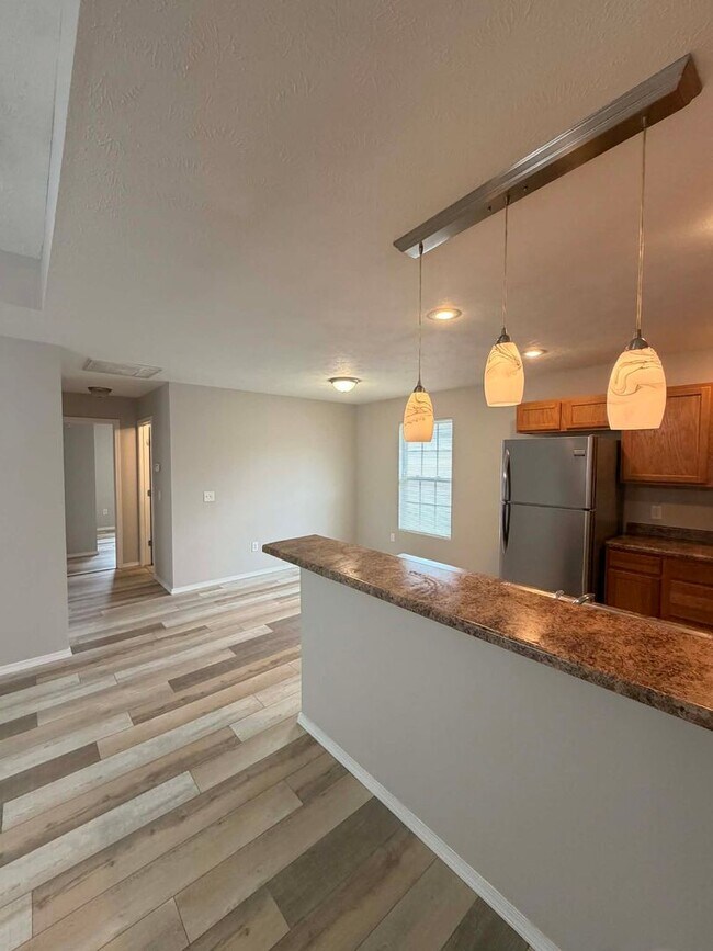 Foto del edificio - BEAUTIFUL 3 BEDROOM / 2 BATHROOM HOUSE IN JOPLIN MO- 2 CAR GARAGE!!