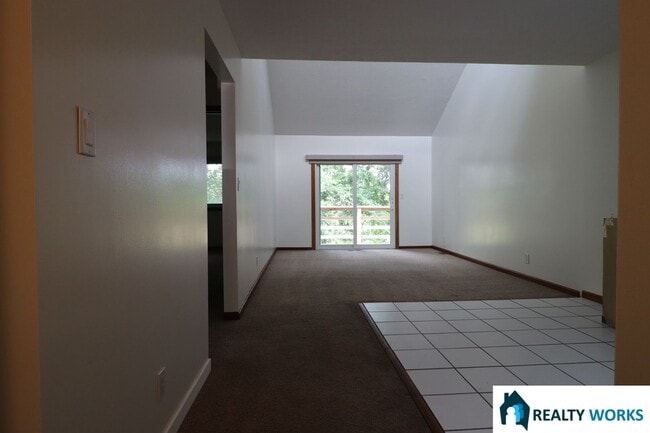 Building Photo - Beautiful 3 Bedroom Townhome