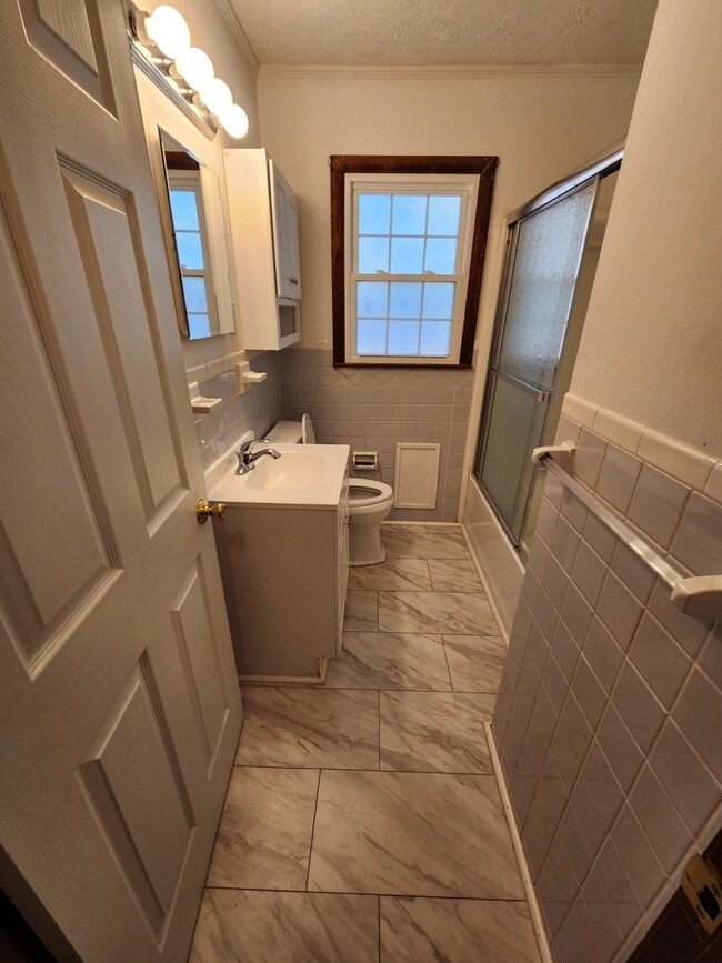 Building Photo - 638 Sunview Dr