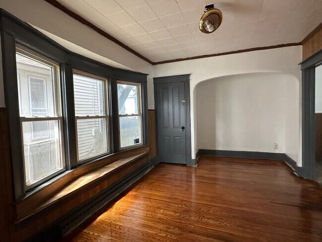 Foto del edificio - NICE 3 BEDROOMS WITH FULL BATH MOVE-IN READY!