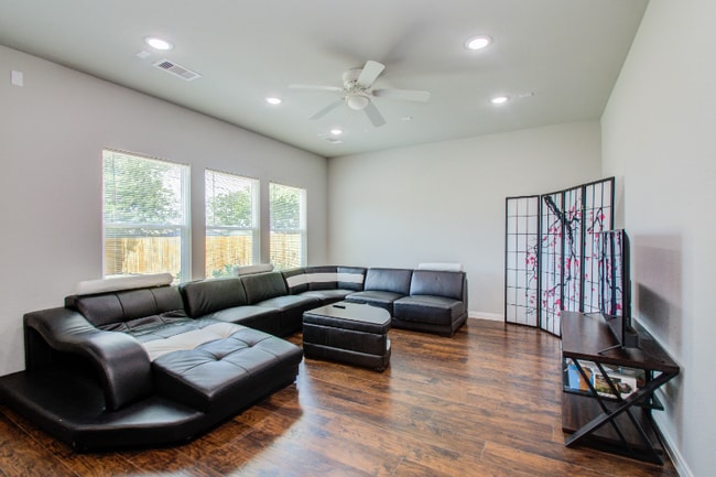 Building Photo - 3510 Oleander Ave