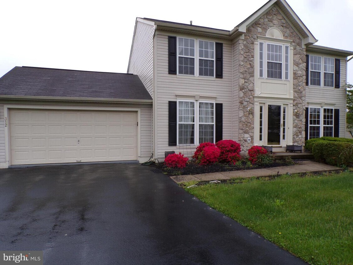 Primary Photo - 312 Foxtail Ln