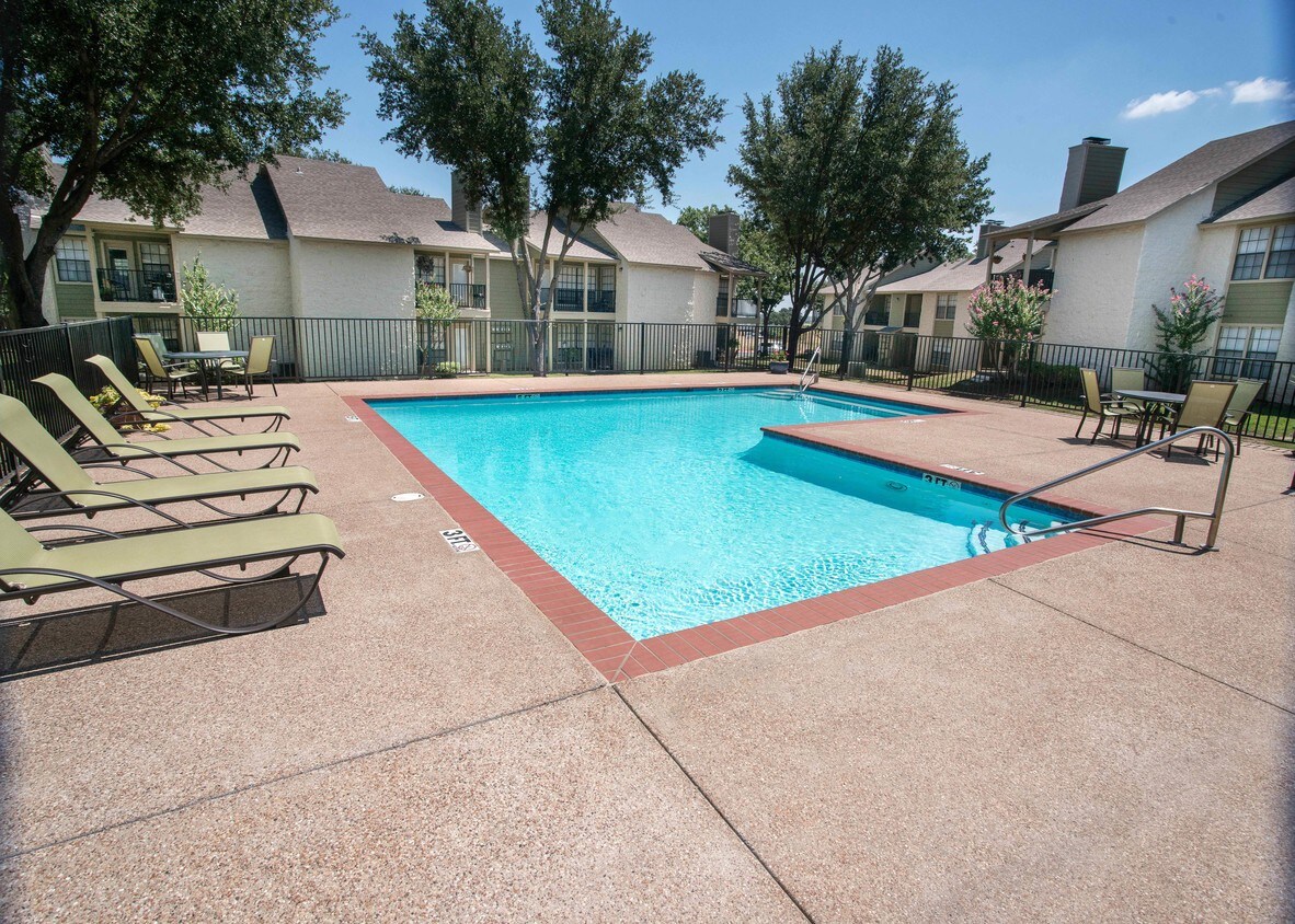 Courtyard Apartments and Storage Apartments in Granbury, TX