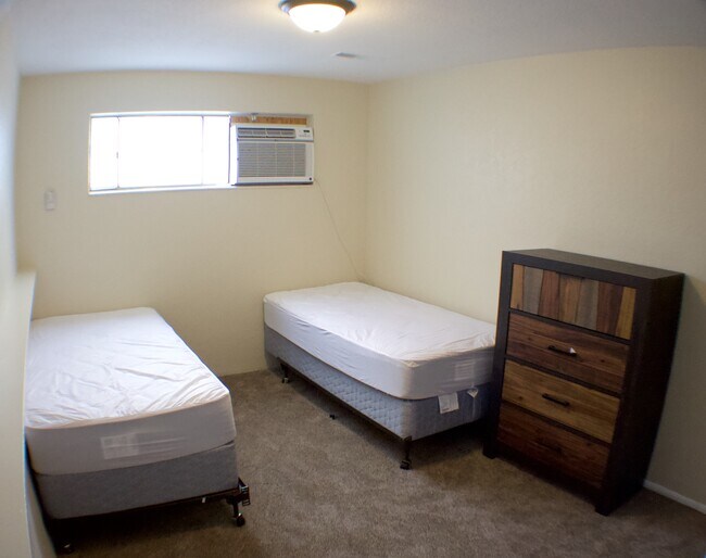 Center Bedroom - 590 N 200 E