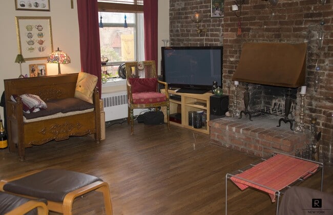 Building Photo - 420 W 46th St