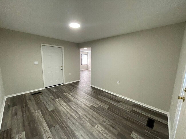 Building Photo - Home for the Holidays!